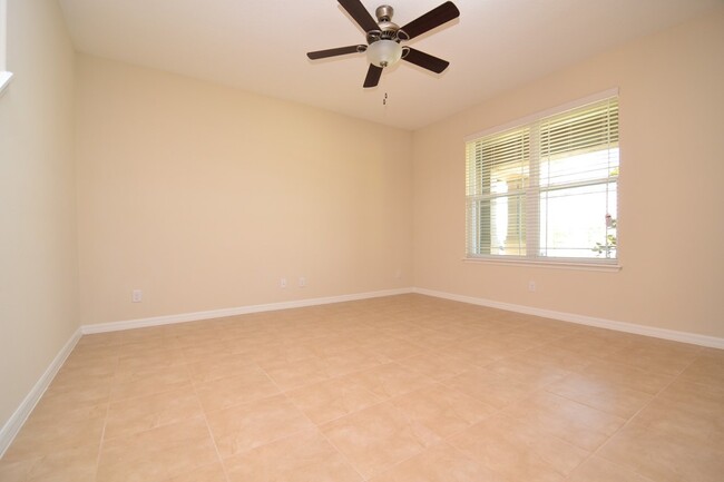 Building Photo - Gorgeous Lake View 3 BR 2.5 bath Luxury To...