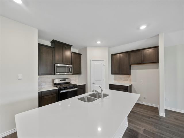 Building Photo - 10505 Breezeway Dr