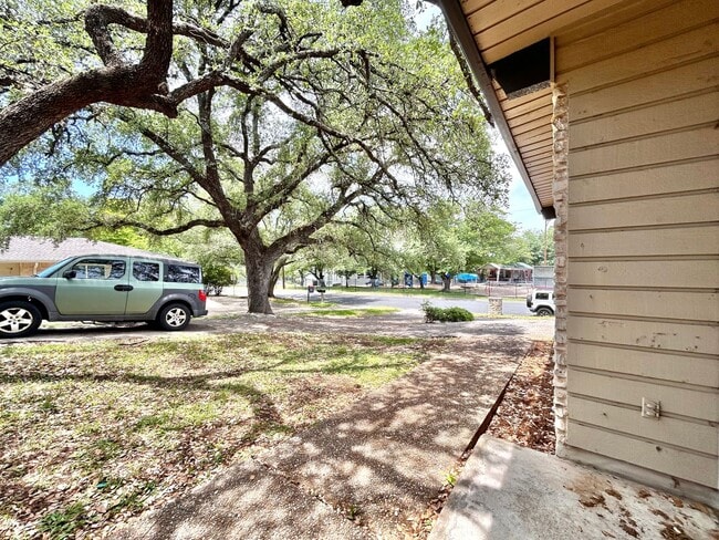 Building Photo - Bright and Spacious Single-Level Living in...