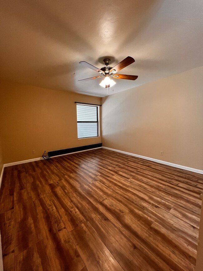 Building Photo - Close to Downtown Prescott!!