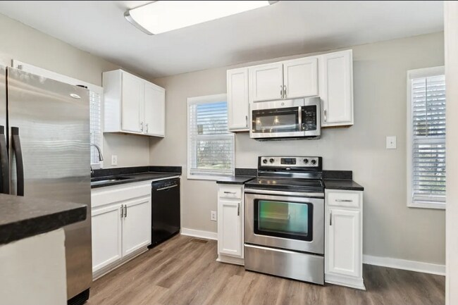 Building Photo - 306 W 17th St