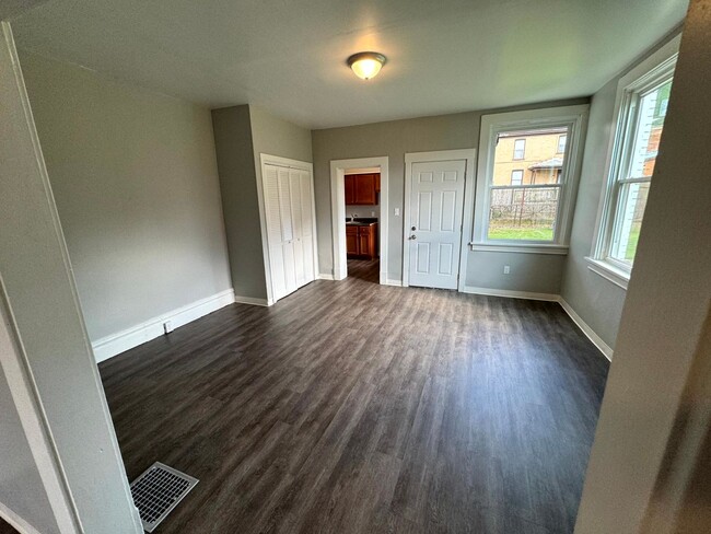 Building Photo - Lovely Two Bedroom Townhome with Fenced Yard
