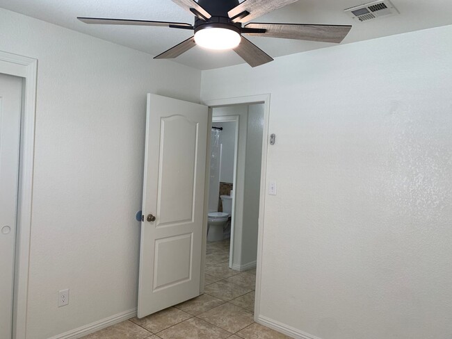 Building Photo - Beautiful home in SW Bakersfield W/Solar a...