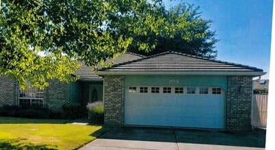 Building Photo - Quiet Peaceful 3 bedroom 2 bath Single Level home located in Central Point