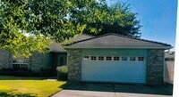 Building Photo - Quiet Peaceful 3 bedroom 2 bath Single Level home located in Central Point