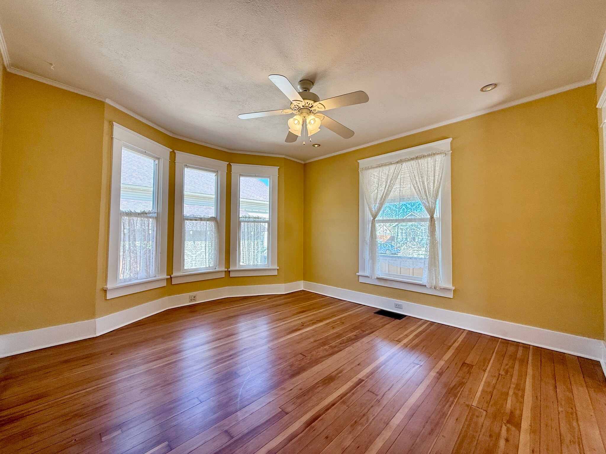 Building Photo - 909 Ouray Ave