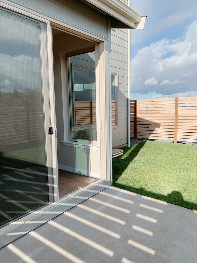 Building Photo - Lease Takeover Available NOW! Sunny 3 bdrm, 2.5 bath in Cordata Neighborhood