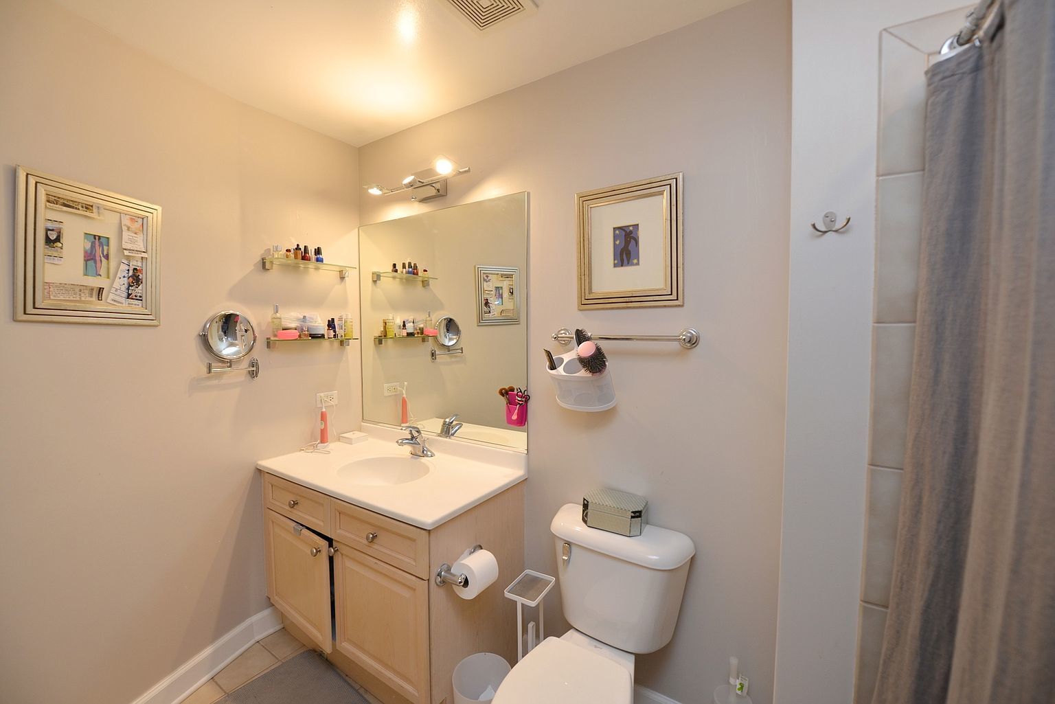 Building Photo - 900 N Kingsbury St