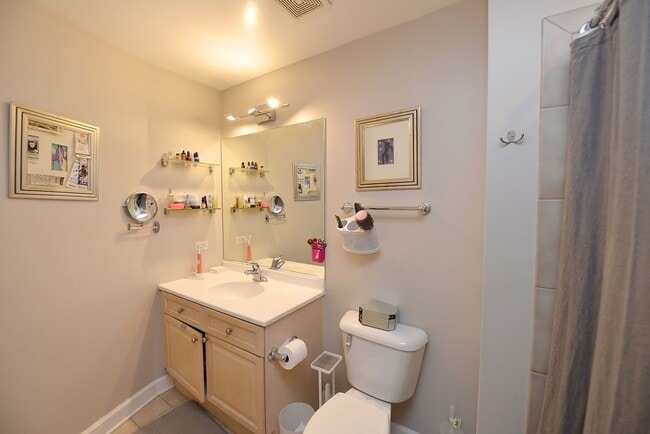 Building Photo - 900 N Kingsbury St