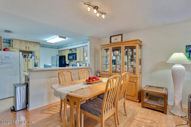 Building Photo - 1827 Wildwood Creek Ln