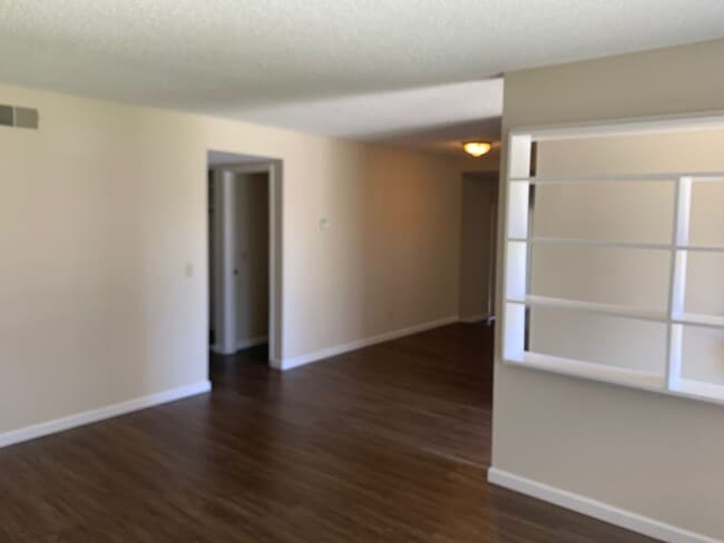 Building Photo - Excellent Value! Spacious Updated South Sa...