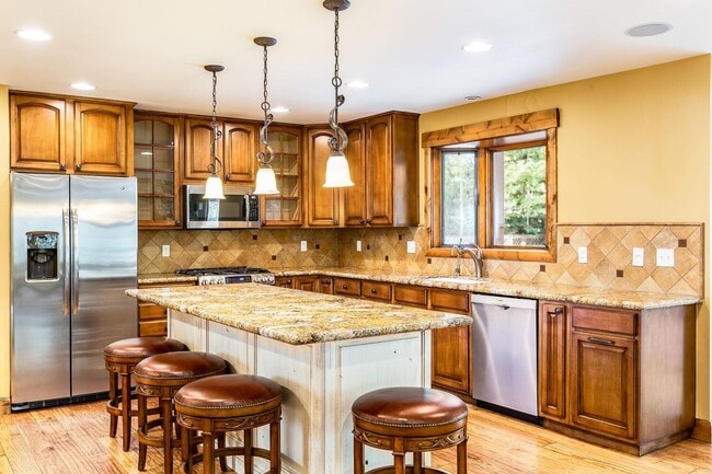 Building Photo - Long term lease in the heart of Park City! Available Mid October 2026