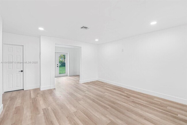 Building Photo - 216 NE 160th St