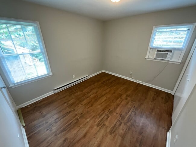 Building Photo - Charming Single Family Home - Convenient l...