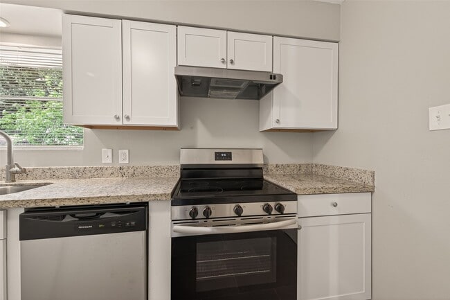 Building Photo - 226 W 4th St