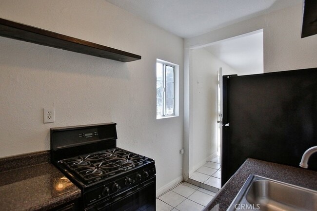 Building Photo - 607 Camulos St