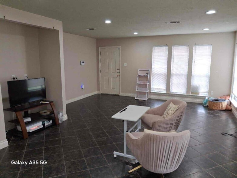 Building Photo - 129 Richards St