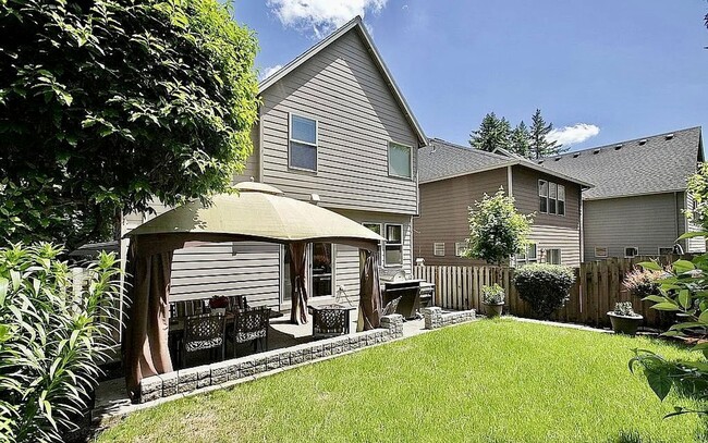 Building Photo - 3 Bed, 2.5 Bath Tigard Home with Entertain...