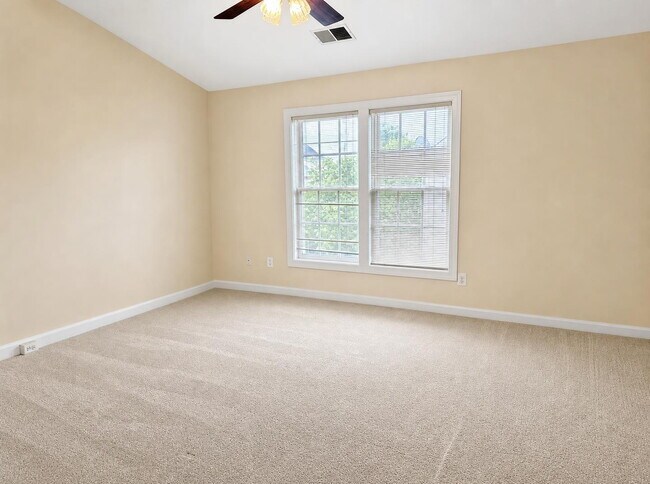 Building Photo - Elegant 3-Level Brick Front Townhome with 3 Bedrooms, 2.5 Baths & 1-Car Garage in South Riding
