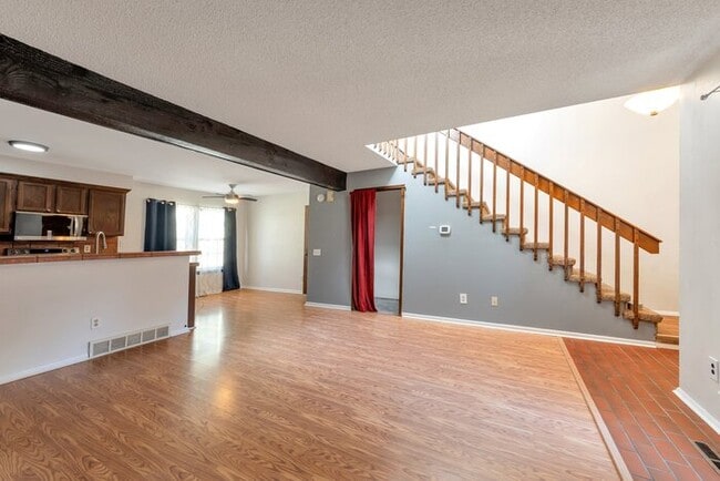 Building Photo - 2 bed 1 bath Townhome with a 2 car garage