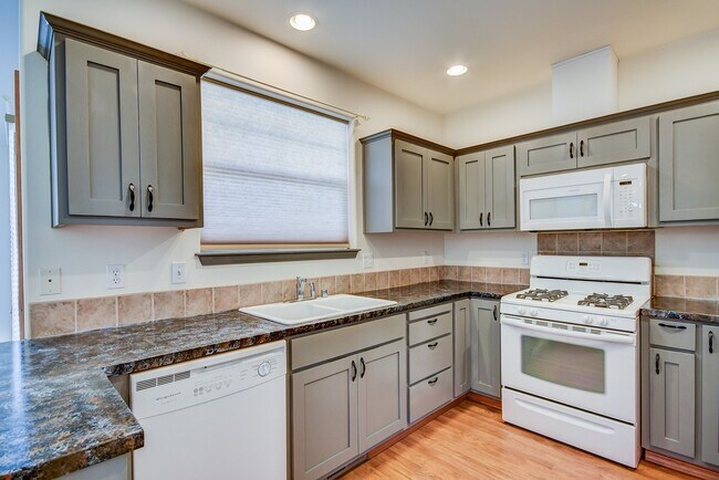 Building Photo - 2 Bed 2 Bath Single-Level Home (55 & over Community) Landscaping Included
