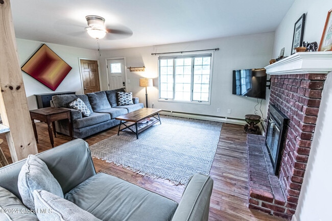 Building Photo - 297 W Circular St