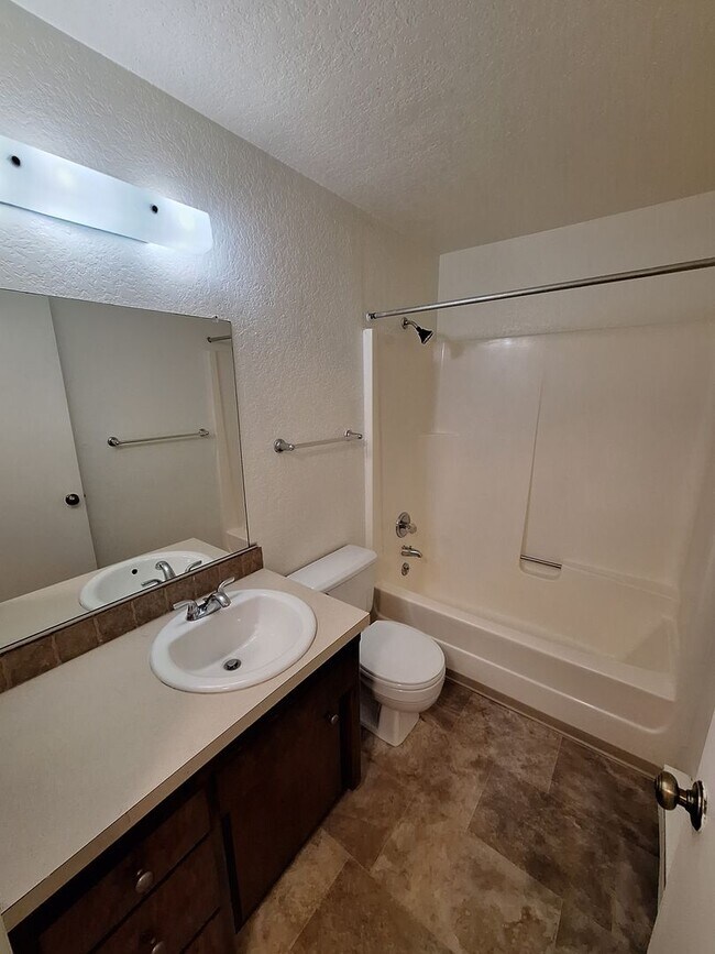 Building Photo - Two Bedroom Townhouse Style Unit