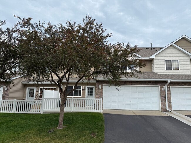 Building Photo - Freshly painted 3BD/2BA Townhome * Rosemount * Available Now