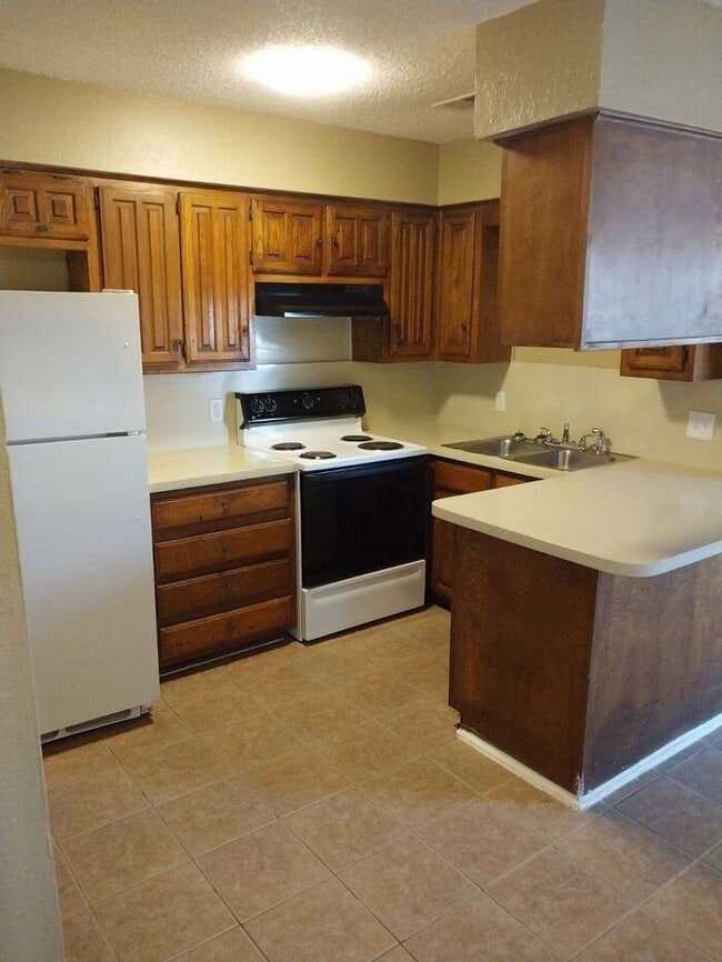 Building Photo - Welcome Home to Jefferson Square Apartments!
