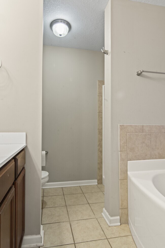 Building Photo - 752 Radiant Dr