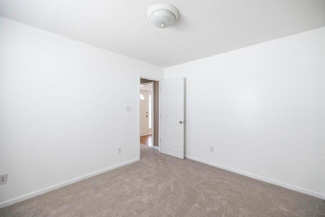 Building Photo - 205 Wembley Dr