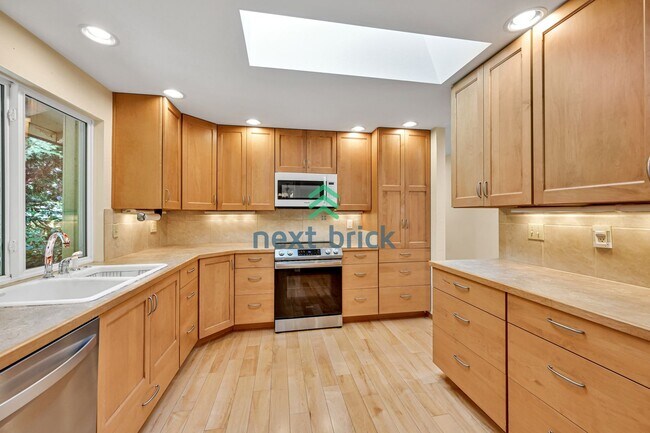 Building Photo - Beautiful 6-Bedroom Home on a Quiet Cul-de...