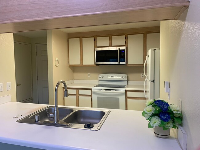 Building Photo - Cozy Condo in 55+ Community