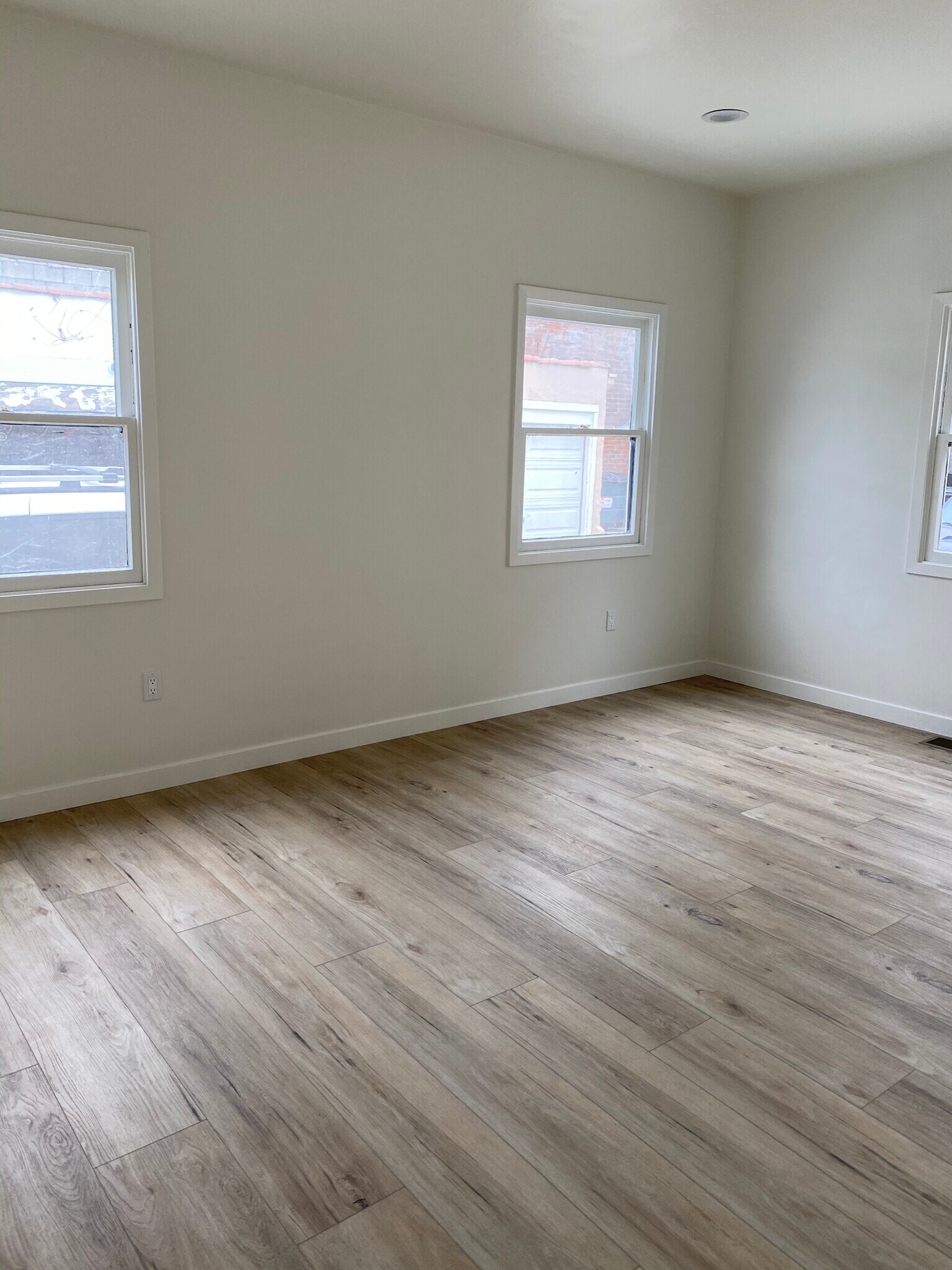 Building Photo - 205 S Arnaz Dr