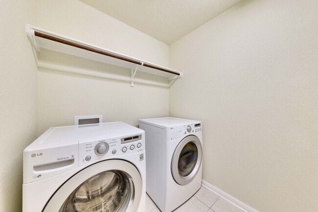 Building Photo - Amazing 4 bed, 2 bath home in North East Austin!