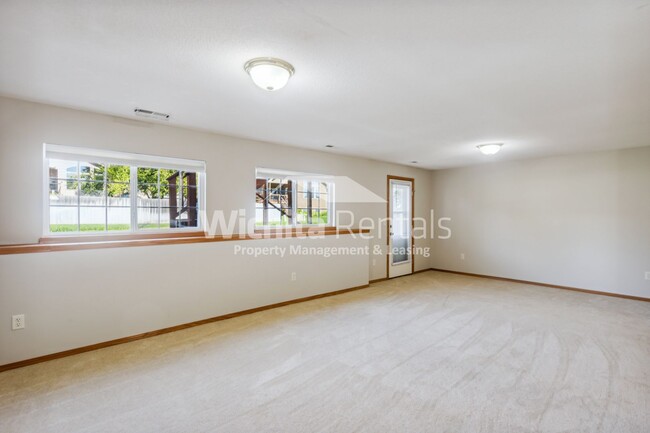 Building Photo - ****$500 off first months rent**** 3 bedro...