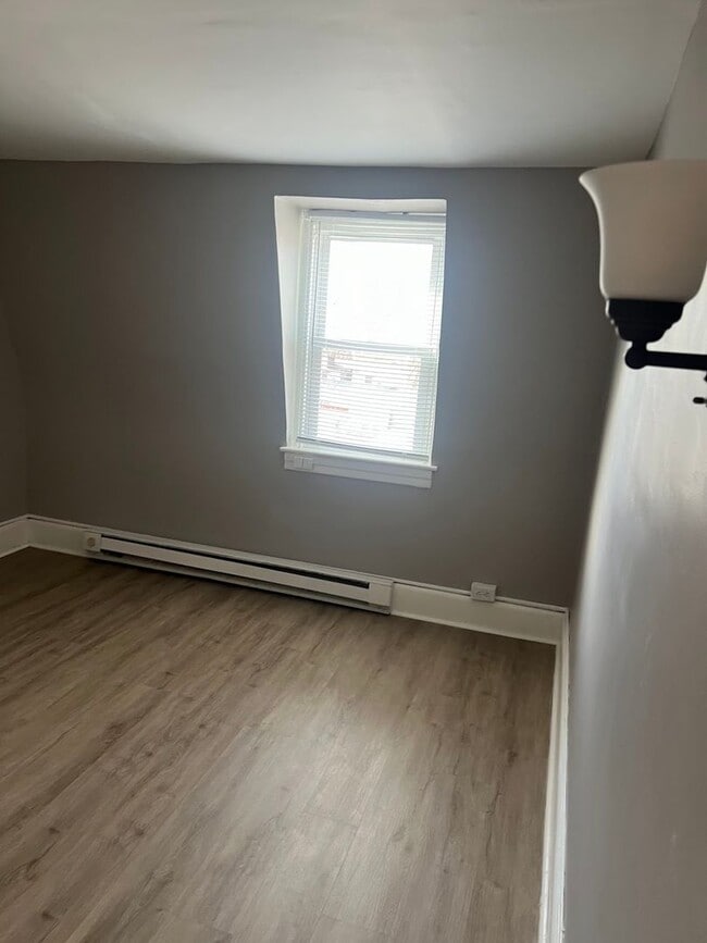 Building Photo - 5 Bedroom House