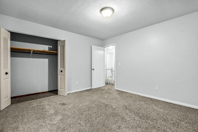 Building Photo - 215 Darrell Dr