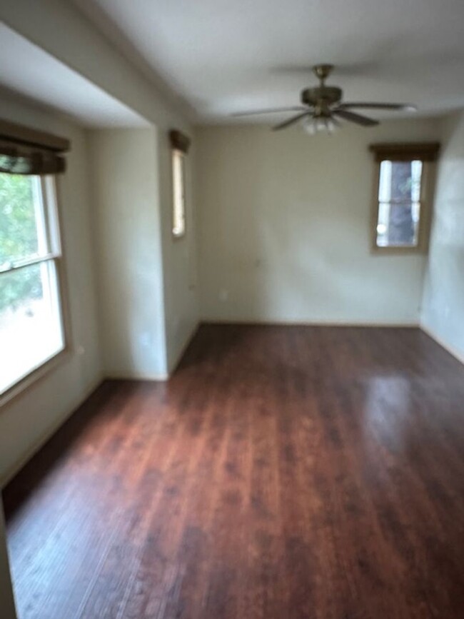 Building Photo - Spacious 3 Bedroom Home