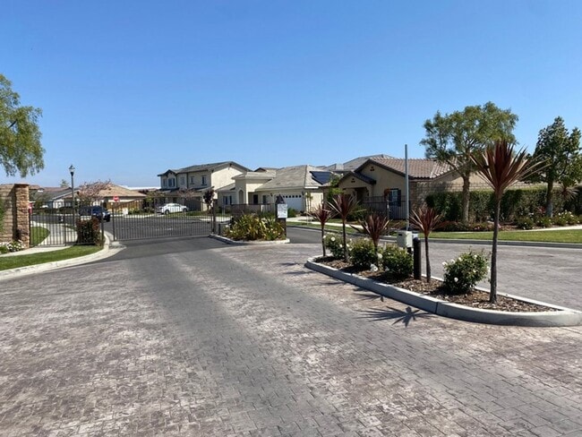 Building Photo - Like New Spacious Home in Gated Community