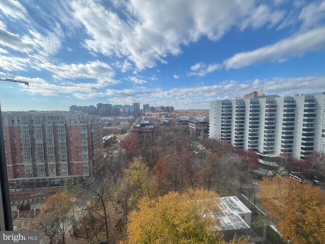 Building Photo - 1600 N Oak St