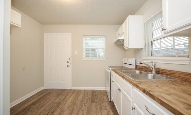 Building Photo - Historic Row House District – Move-In Special! Only $497 Deposit (with fully qualified applicatio...