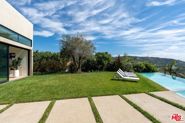 Building Photo - 2501 Banyan Dr