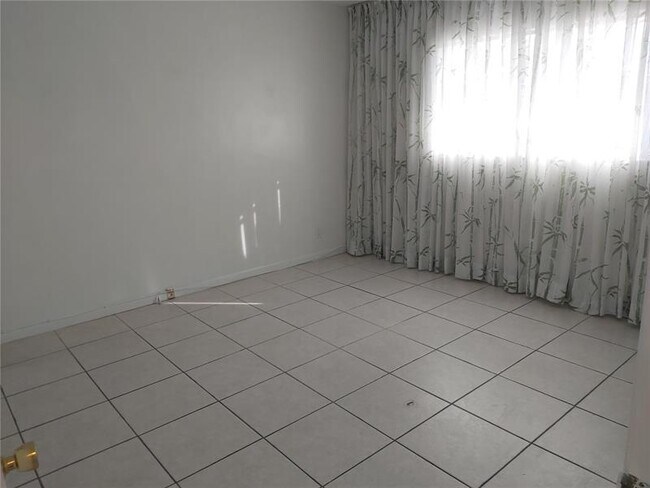 Building Photo - 1300 N 17th Ave