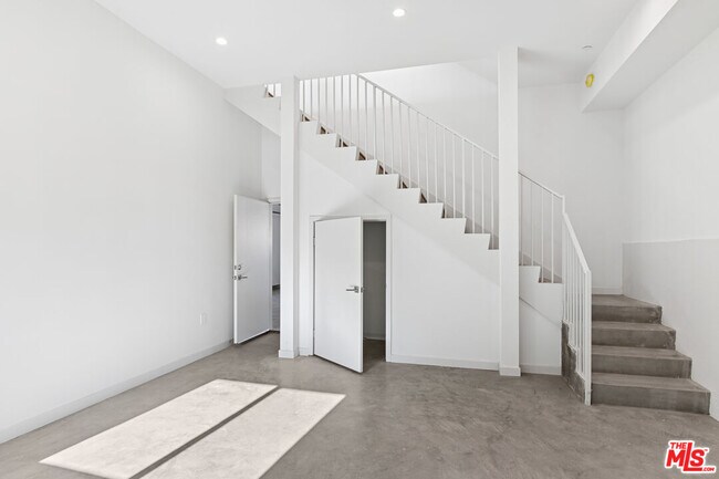 Building Photo - 2521 S Orange Dr