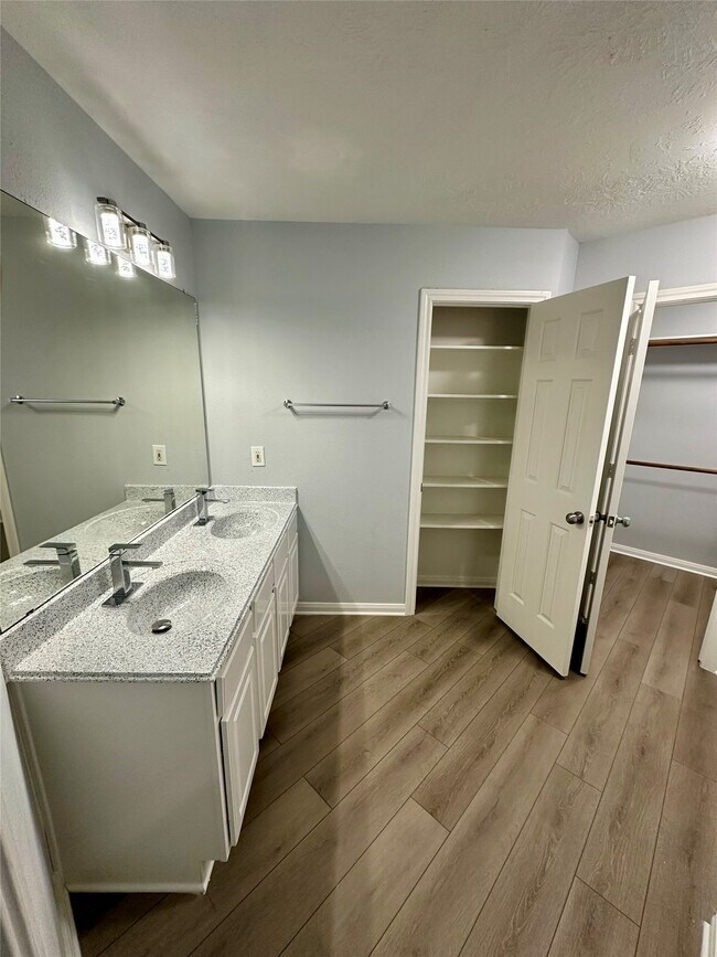 Building Photo - 8810 Barron Wood Cir E