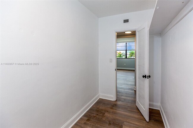 Building Photo - 9180 W Bay Harbor Dr