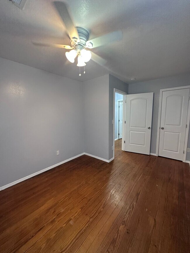 Building Photo - Large Canyon Home