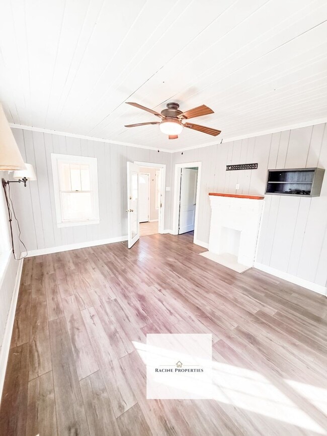 Building Photo - Two Bedroom Home Near Lake Blalock!