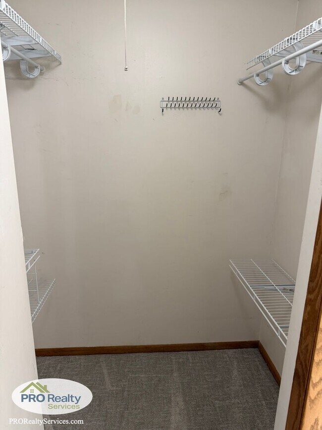 Building Photo - 3 Bedroom Home in Shoreview